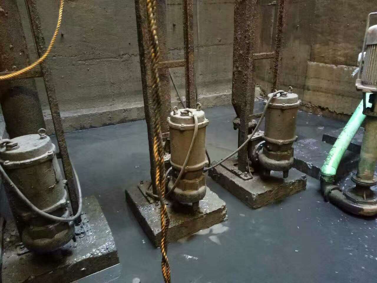 平舆污水池清理